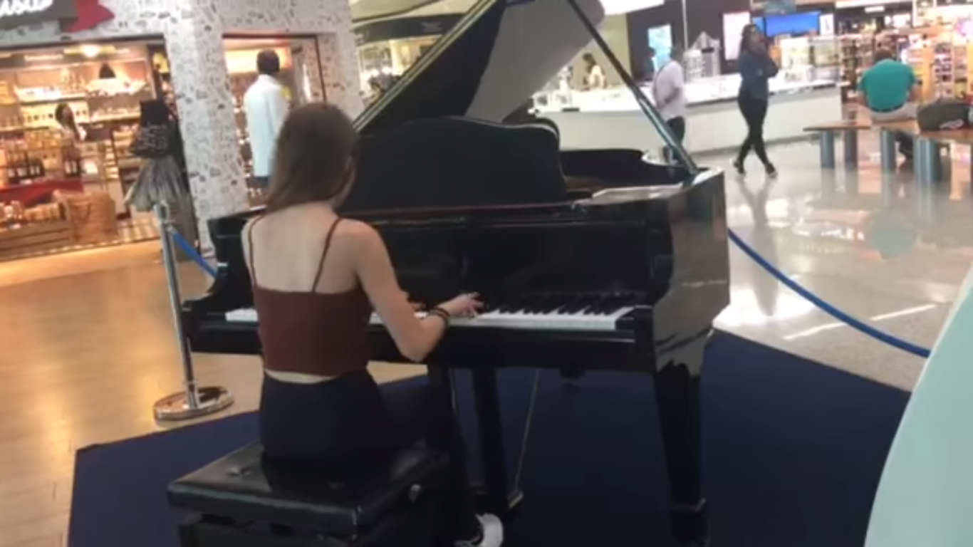 Cristina Guerrero tocando el piano en el aeropuerto de Roma